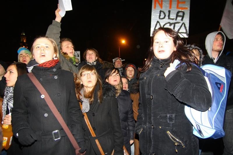 Skacząc skandowali: "Nie dla ACTA, Opole!", „Kto nie skacze,...