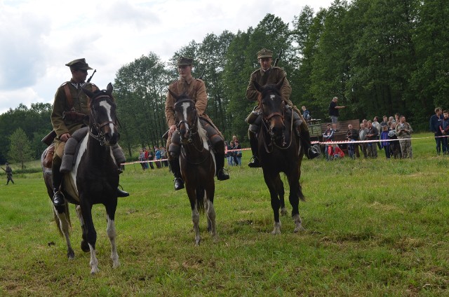 To był jedenasty piknik historyczny i żywa lekcja historii w Kęsowie. Pierwsza część pikniku to była jak zwykle potyczka wojsk polskich i niemieckich przy schronie "Lisia Góra". Dopisali widzowie i pogoda, chociaż ciemne chmury krążyły i straszyły. Były galopujące konie, głośne wystrzały, widowiskowe wybuchy i walka żołnierzy. Po bitwie był czas na robienie pamiątkowych fotek z żołnierzami, można było postrzelać z prawdziwej broni i obejrzeć schron. Druga część pikniku była w parku we wsi. Tam były atrakcje i występy dla małych i dużych. Do organizacji pikniku włączyli się strażacy, policja, a także stowarzyszenia. Jak zwykle nie zawiedli członkowie tucholskiego stowarzyszenia "Historia i pamięć" oraz z Męcikała "Cis".