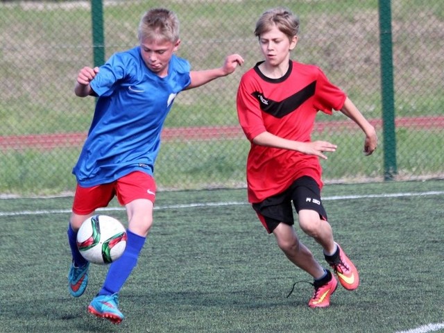 Młodzi piłkarze ostrołęckich klubów prezentują duże umiejętności.