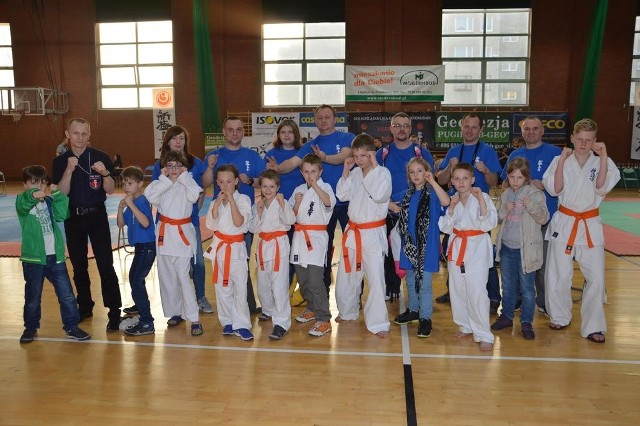 Reprezentanci klubu z Morawicy z opiekunami po zakończeniu Dolnośląskiej Ligi Karate Shinkyokushin w Legnicy. 