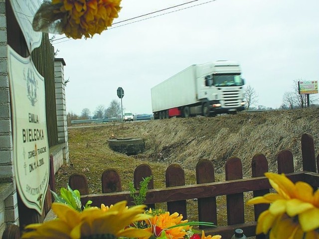 Włodarze Szczuczyna domagają się przebudowy skrzyżowania, przy którym w kwietniu 2008 r. pod tirem zginęły cztery młode dziewczyny. Trzy z nich były siostrami            Fot. R. Bieńkowski