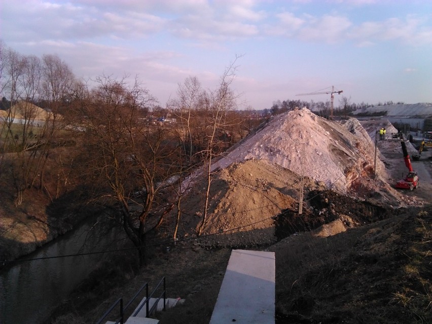 Niebezpieczna strefa w środku Krakowa. Budują Trasę Łagiewnicką, wyburzają domy [ZDJĘCIA]