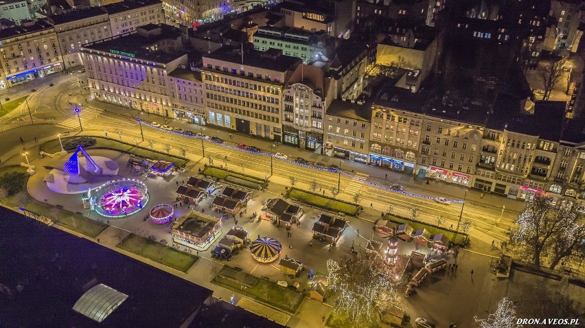 Jarmark świąteczny na placu Wolności z lotu ptaka