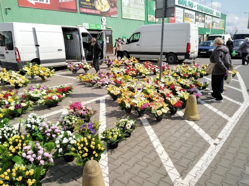 Giełda przy Andersa. Pogoda dopisała, więc białostoczanie ruszyli na zakupy. Głównie warzyw i kwiatów [zdjęcia]