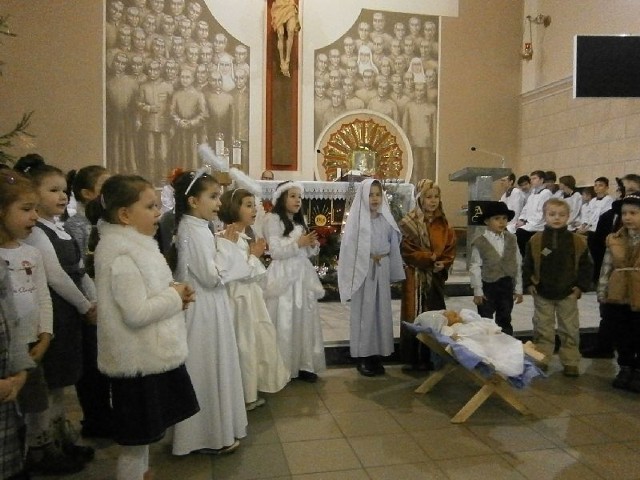 Przedszkolaki z włoszczowskiego Podzamcza wystawiły piękne jasełka w kaplicy parafii pod wezwaniem błogosławionego księdza Józefa Pawłowskiego.