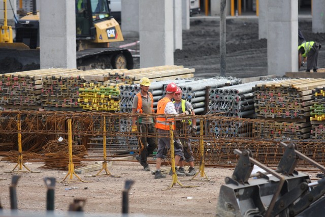 W Tychach dość szybko powstaje nowe centrum handlowe, Gemini Park. Będzie miało 32 tys. m kw powierzchni. Otwarcie planowane jest na IV kwartał 2017 r. Inwestycja pochłonie ok. 300-400 mln zł.  CZYTAJ WIĘCEJ:GEMINI PARK W TYCHACH