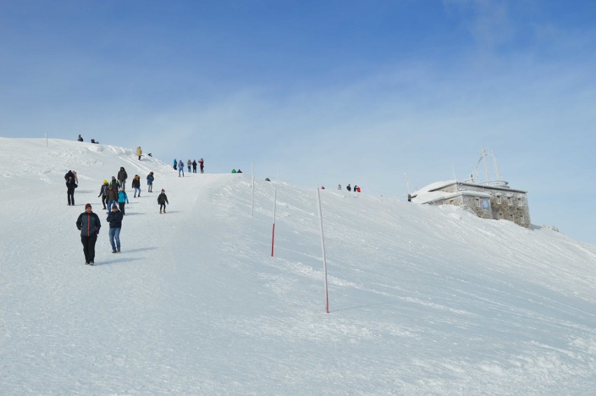 Tatry. Kasprowy Wierch oblężony przez narciarzy i turystów [ZDJĘCIA]