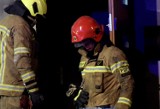 Nocny pożar w Jastrzębiu. Na prywatnej posesji w ogniu stanął garaż. Poszkodowany został 43-latek. Mężczyzna wyniósł z budynku butlę z gazem