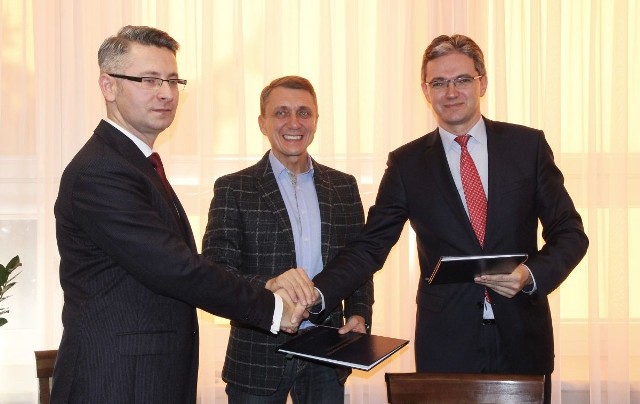 Umowy podpisali w poniedziałek od lewej: dyrektor Świętokrzyskiego Zarządu Dróg Wojewódzkich w Kielcach Damian Urbanowski, wicemarszałek Jan Maćkowiak i marszałek Adam Jarubas.