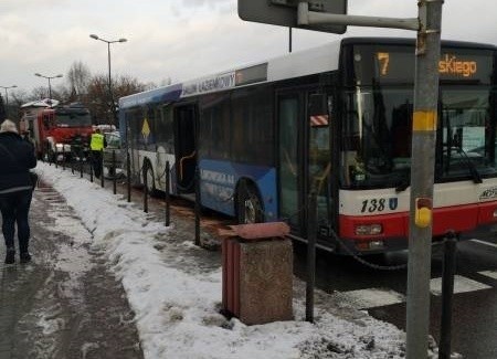Nowy Sącz. Zderzenie autobusu MPK i osobówki. Dwie osoby zabrane do szpitala [ZDJĘCIA]