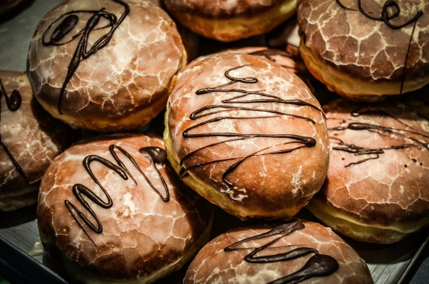 Niektórzy mówią, że w tłusty czwartek pączki nie tuczą,...