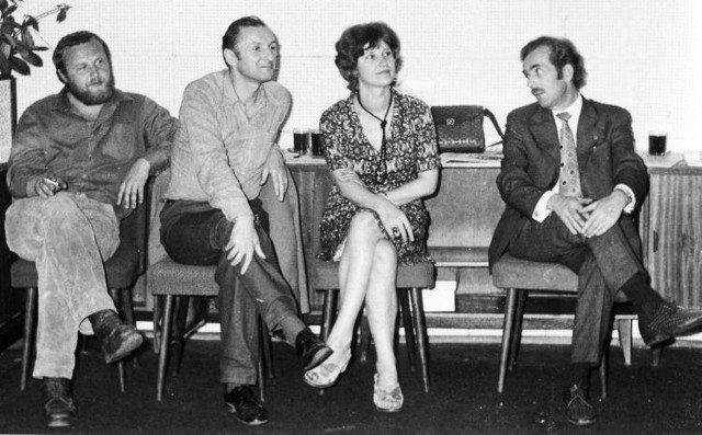 Lata 70. XX w., jedno ze spotkań w MPK-O. Od lewej: rzeźbiarz Wojciech Załęski, Zygmunt Ciesielski i Halina Chołodowska oraz nn.