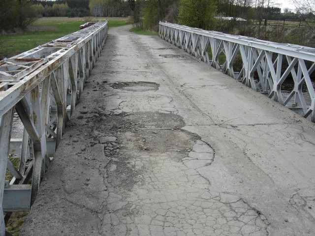 Istniejący, tymczasowy most znajduje się w bardzo złym stanie technicznym.