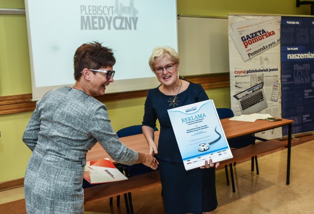 Dr n. med. Zofia Sikorska z „Oculomedica” odbiera gratulacje od Alicji Polewskiej, zastępcy redaktora naczelnego Gazety Pomorskiej: - Działamy w branży od  2010 roku - mówi dr Sikorska.