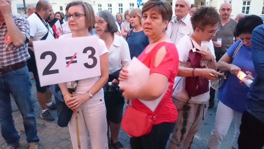 Manifestacja przed Sądem Okręgowym w Lublinie. "2 weta to za mało" (ZDJĘCIA)