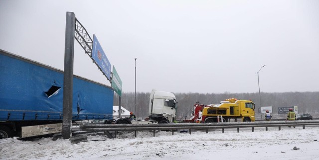 Wypadek tira na A4 w Chorzowie. Zablokowane trzy pasy ruchu!