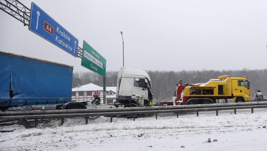 Wypadek tira na A4 w Chorzowie. Zablokowane trzy pasy ruchu!