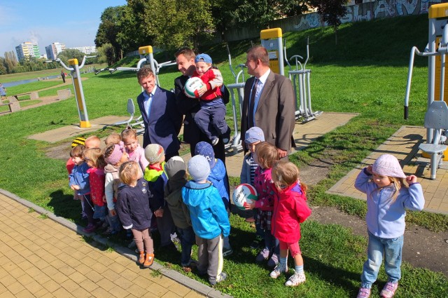 Maluchy z przedszkola na Pasiece nieoczekiwanie wystąpiły na konferencji prasowej Wiśniewskiego.