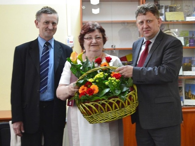 Od burmistrza Wojciecha Furmanka i przewodniczącego Rady Miejskiej Ludwika Kubickiego Alicja Godek otrzymała piękny kosz kwiatów.