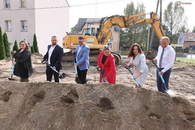 Symboliczne wbicie pierwszej łopaty na budowie bloku mieszkalnego SIM w Oleśnie.