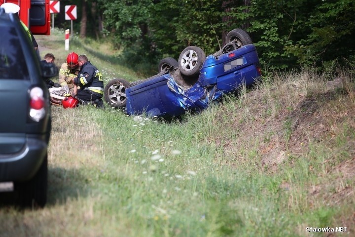 Wypadek na zakręcie śmierci w Stalowej Woli. Samochód dachował w rowie, ranna została kobieta w ciąży (ZDJĘCIA)