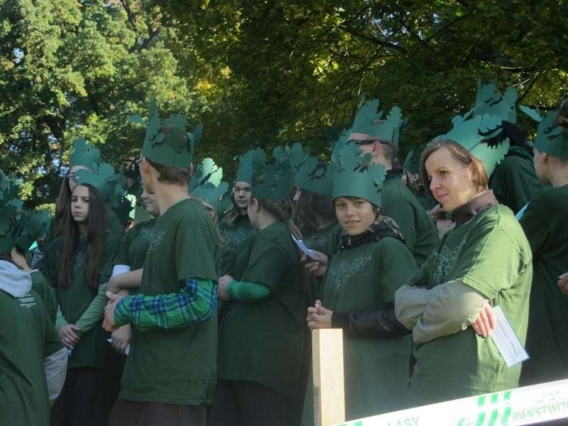 Setki ludzi przebranych za drzewa w Gołuchowie
