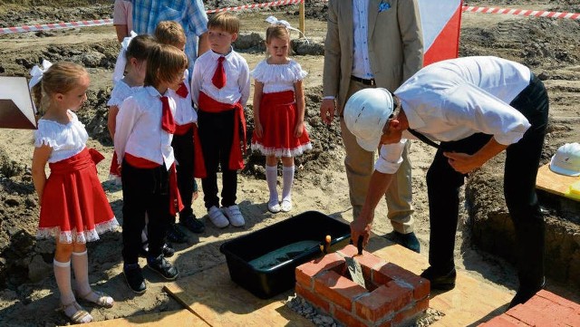 Kamień węgielny pomagały wmurować przedszkolaki z Niepołomic, przyszli uczniowie szkoły