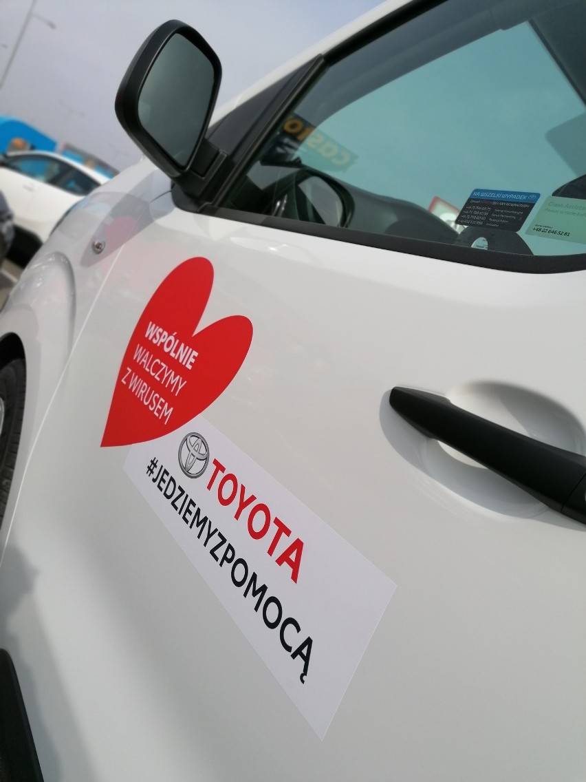 Toyota Nowakowski przekazała szpitalowi przy ulicy Koszarowej dwa samochody do walki z koronawirusem