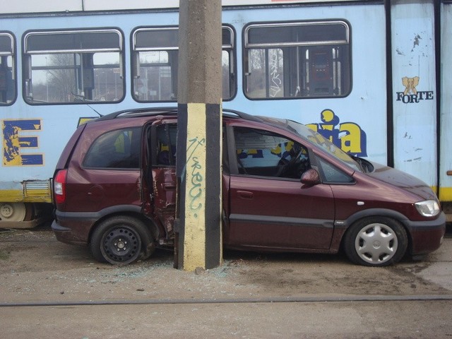 W Gorzowie opel zderzył się z tramwajem linii nr 1