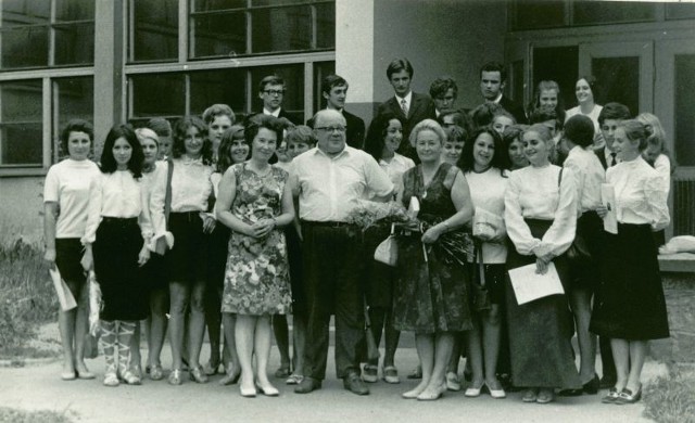 Profesor Maria Lewicka ze swoimi uczniami na maturze w 1972 roku.