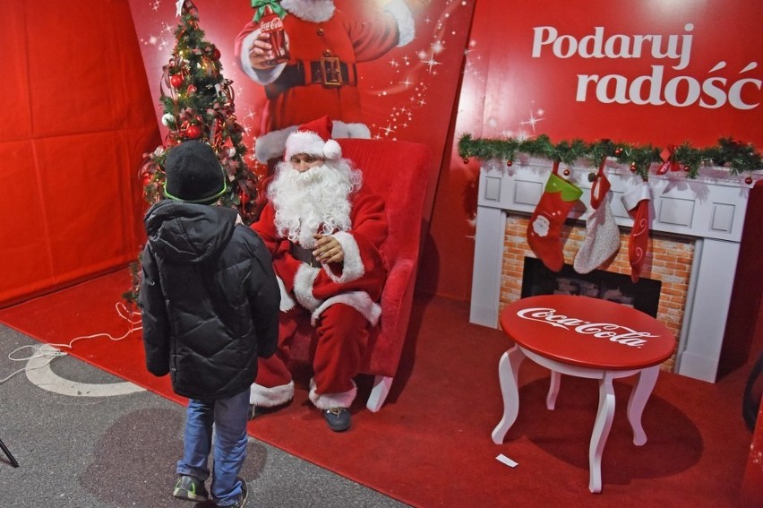 Ciężarówka Coca-Coli w Poznaniu. Koło Tesco tłumy...