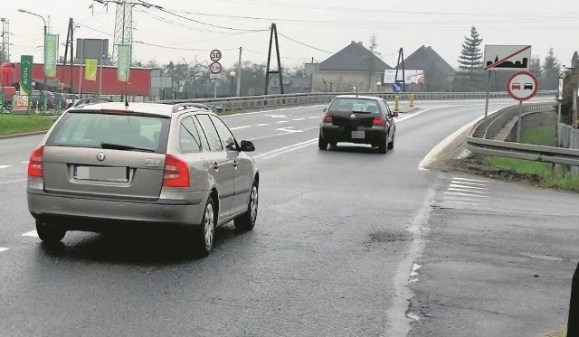 Zdaniem GDDKiA nie ma potrzeby wprowadzania ruchu okrężnego na skrzyżowaniu ulic Kolejowej, Bocznicowej i Opolskiej.