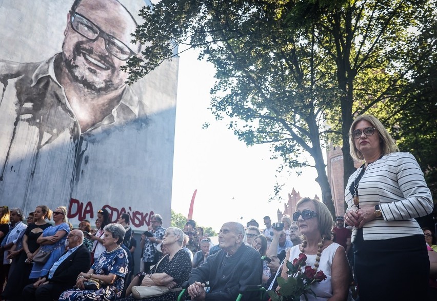 Odsłonięto mural z Pawłem Adamowiczem. Uśmiechnięty prezydent zerka z gdańskiej kamienicy