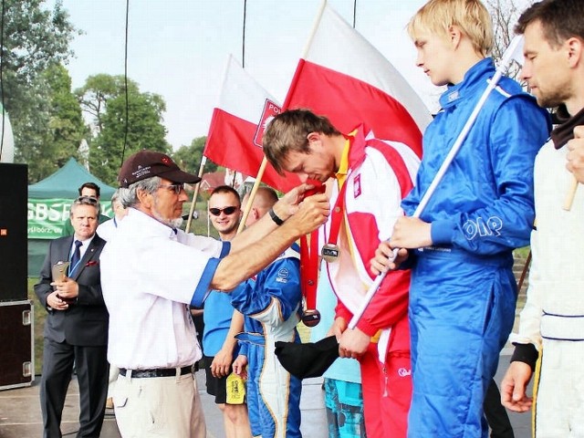 Marcin Szymczyk odbiera brązowy medal mistrzostw Europy w klasie GT-30.