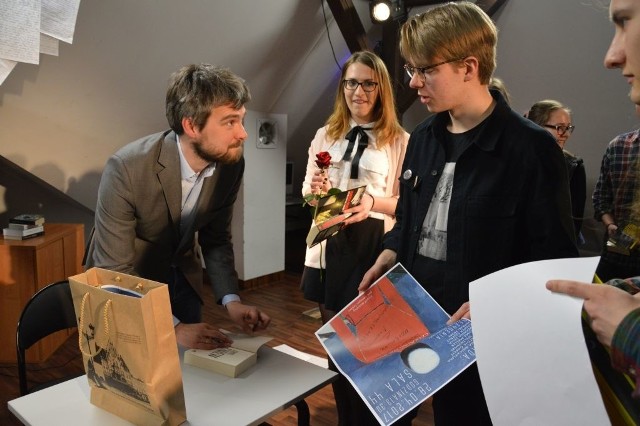 Zygmunt Miłoszewski chętnie podpisywał książki po spotkaniu z młodzieżą II LO