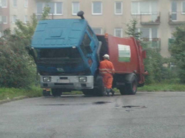 Przy Al. Monte Cassino w Koszalinie rozlało się paliwo. Zdjęcie nadesłał nam Internauta.