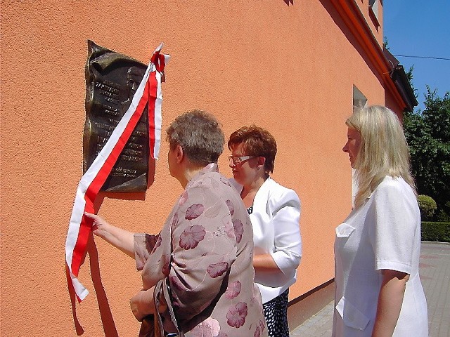 Tablicę poświęconą patronowi szkoły odsłoniła Zdzisława Sztylka, najmłodsza z sióstr  kapłana w towarzystwie córki Beaty Drzewieckiej i Edyty Zielonki, dyrektorki placówki.