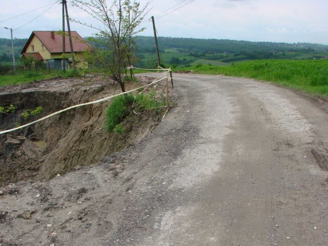 Osuwisko w Brzyczynie w gminie Mogilany powstało w 2010 roku. Do tej pory trwały starania o stabilizację terenu