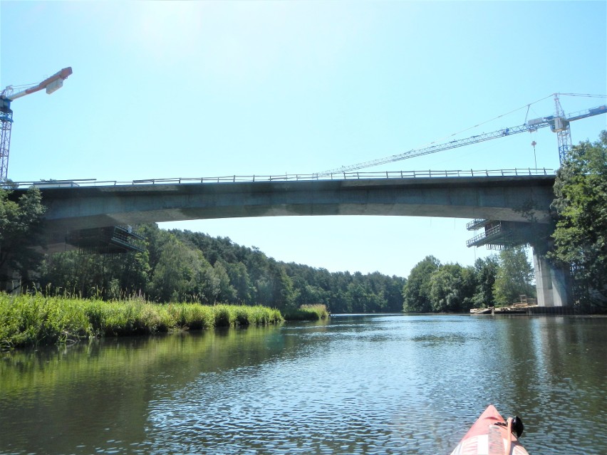 Budowa drogi S5. Nad Brdą już wisi jedna nitka ogromnego mostu