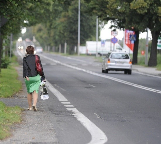 Ze spacerów tym odcinkiem ul. Strzeleckiej lepiej zrezygnować!