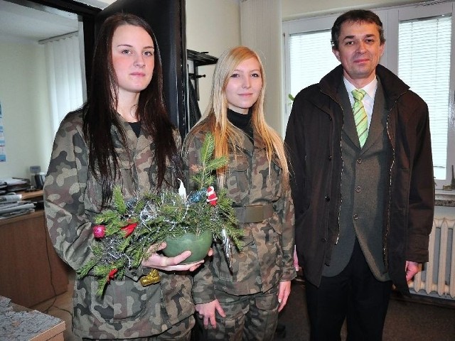 Gorzyckie licealistki: Patrycja Stilger (z lewej), Angelika Kalita oraz dyrektor Zespołu Szkół w Gorzycach Krzysztof Komórkiewicz odwiedzili nas z efektownym świątecznym stroikiem.