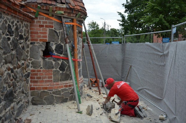 Ekipy budowlane „reanimują” już zabytkową wieżyczkę stojącą przy drodze krajowej nr 46 w Niemodlinie, która jest częścią murów obronnych miasta.