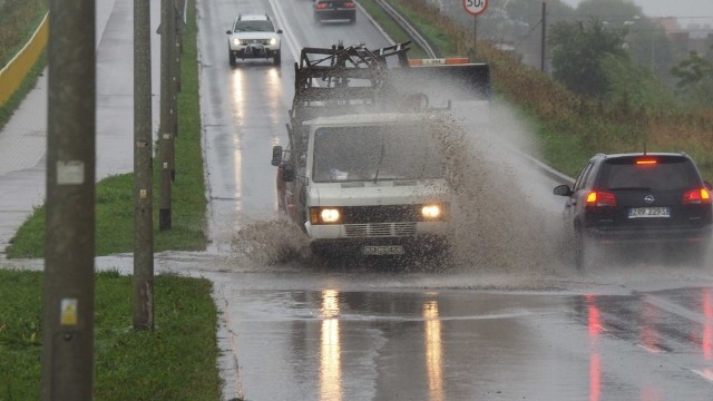 W nocy oraz w godzinach porannych nad naszym regionem przeszły intensywne opady deszczu. W Koszalinie zalany został m.in. fragment ulicy Wołyńskiej. 
