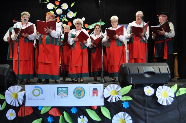 W tegorocznym przeglądzie wzięło udział ponad 300 uczestników! Zaprezentowano różnorodny repertuar pieśni ludowych i biesiadnych. Nie zabrakło także tańców i występów kabaretowych. Seniorzy prezentowali również swój dorobek artystyczny i rękodzielniczy na stoiskach. Prezentacjom scenicznym przyglądało się jury, które na koniec zabawy podzieliło się swoimi uwagami z uczestnikami. Dla wszystkich organizatorzy przygotowali nagrody rzeczowe oraz dyplomy. Organizacji wydarzenia podjął się Gminny Ośrodek Kultury w Raciążku oraz Stowarzyszenie „Partnerstwo dla Ziemi Kujawskiej. Projekt został dofinansowany przez gminę Raciążek i powiat aleksandrowski. Chcemy budować polski kapitał dla polskich rodzin/AIP