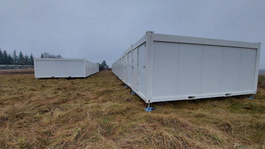 Żołnierze "Dwunastki" mieszkają w kontenerach i namiotach na granicy polsko-białoruskiej. Czy długo tam zostaną?  