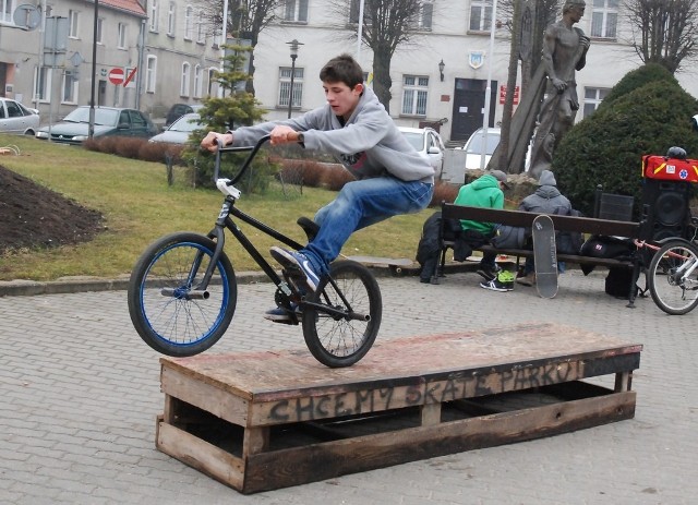 Na czaplineckim rynku młodzi pokazali kilka ewolucji na własnoręcznie zbitej z desek skrzynce. Chłopcy chcieliby bezpiecznie trenować w skateparku. Liczą na pomoc burmistrza i radnych.