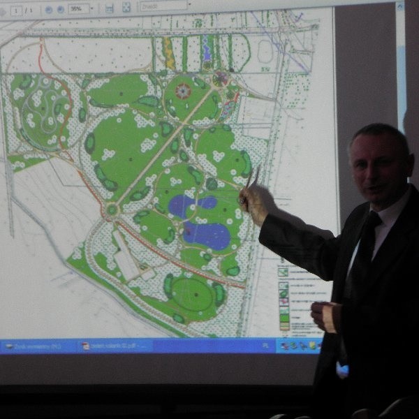 Prezydent Ryszard Brejza przed mapą atrakcji nowej części parku