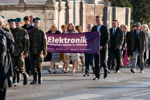 Wczoraj (20 października) Technikum Elektroniczne w Bydgoszczy świętowało pięćdziesięciolecie istnienia. Uroczystości rozpoczęły się o godz. 10.00. od przemarszu pedagogów, uczniów i wychowanków szkoły. Zebrani w towarzystwie orkiestry dętej przeszli sprzed gmachu szkoły do Bazyliki św. Wincentego à Paulo w Bydgoszczy, w której wzięli udział we mszy. Później, o 11.30, odbył się koncert jubileuszowy w Filharmonii Pomorskiej, a o godz. 20.00 w hotelu "City" odbył się "Bal Absolwenta", w którym udział wzięli m.in. byli uczniowie, którzy o uroczystości dowiedzieli się m.in. dzięki nagłośnieniu faktu odnalezienia archiwalnego filmu z bydgoskiego "elektronika". Pisaliśmy o nim tutaj [KLIKNIJ I OBEJRZYJ ARCHIWALNE WIDEO]Piraci drogowi w regionie. Niemal doprowadzili do tragedii!  [wideo - program Stop Agresji Drogowej 4]