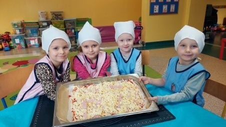 Dzieci w przedszkolu numer 3 w Przysusze dowiedziały się, jak przyrządza się pizzę. Więcej na kolejnych zdjęciach