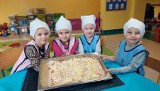 Przedszkolaczki z Przysuchy miały swój Dzień Pizzy. Ich sala zamieniła się w włoską pizzerię. Zobaczcie zdjęcia